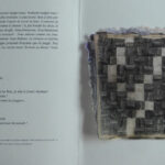 Open book spread: left page with blocks of French text; right page shows a square checkerboard mosaic made of small black and gray squares.