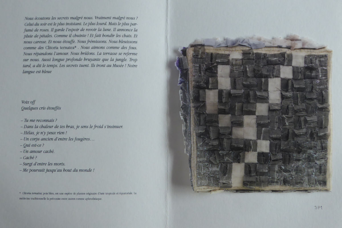 Open book spread: left page with blocks of French text; right page shows a square checkerboard mosaic made of small black and gray squares.