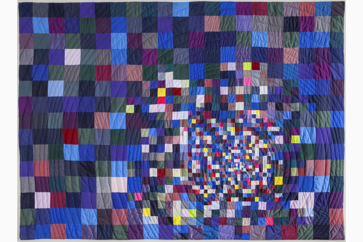 Sabine Cibert Des ronds dans l'eau ©Philippe-Liev Pourcelot Patchwork quilt made of multicolored squares forming a swirling spiral toward the center.