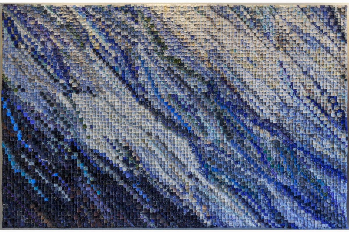 Sabine Cibert Eau vive 3 ©Philippe-Liev-Pourcelot Abstract blue mosaic painting with diagonal streaks of small square tiles in various blue tones.