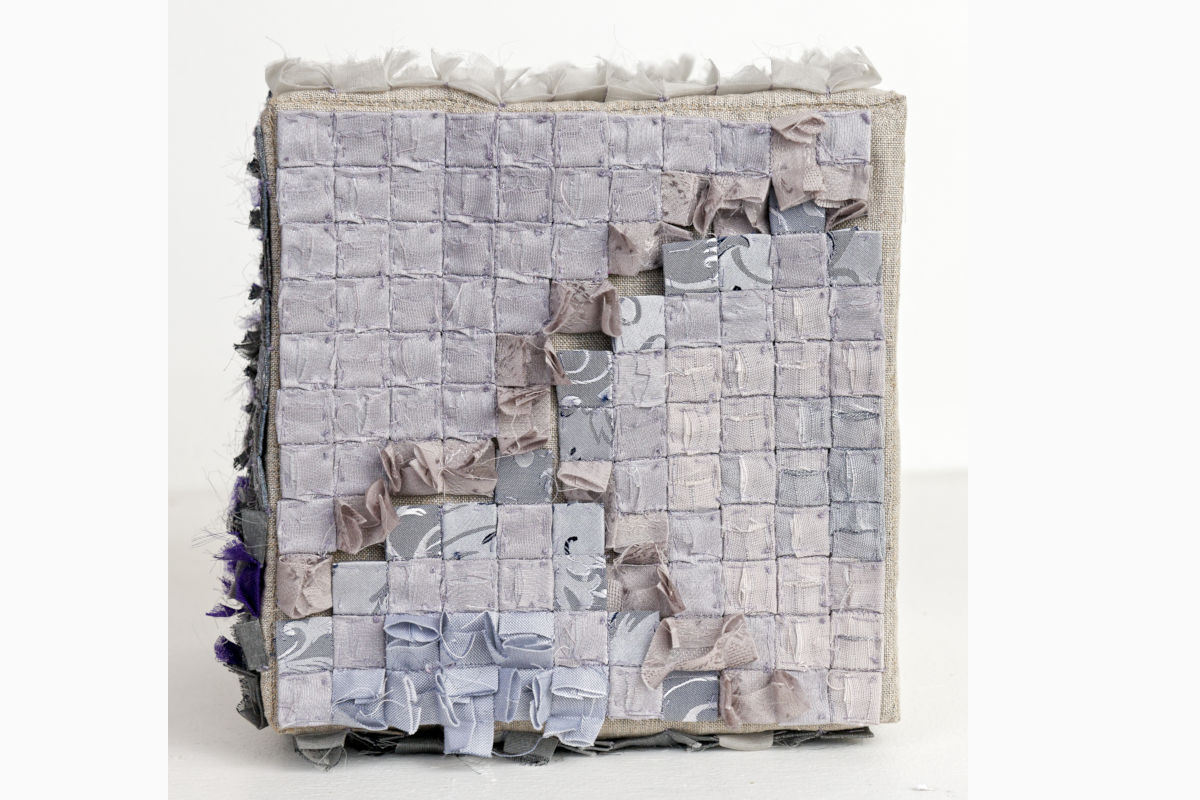 Sabine Cibert- L ira del cielo ©Pascal Muradian Quilted textile artwork built from a grid of pale purple fabric squares with frayed edges and wrapped ruffles along the surface (sculptural piece).