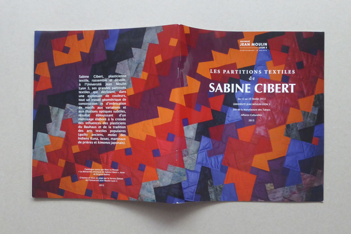 Sabine Cibert Partitions textiles publication Universite Jean-Moulin Lyon3 double couverture Colorful abstract textile poster for Sabine Cibert, titled 'Les partitions textiles de Sabine Cibert' with orange, red, blue geometric shapes and white text blocks.