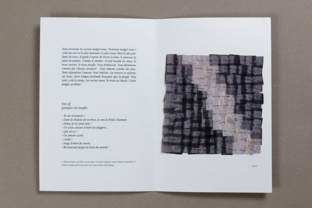 Sabine Cibert - Ectits : Publications - Poeme opéra - Chantal Danjou archétype Orages 371 Open book spread: left page shows French text, right page features a textured black-and-gray checkerboard textile collage on a square block.