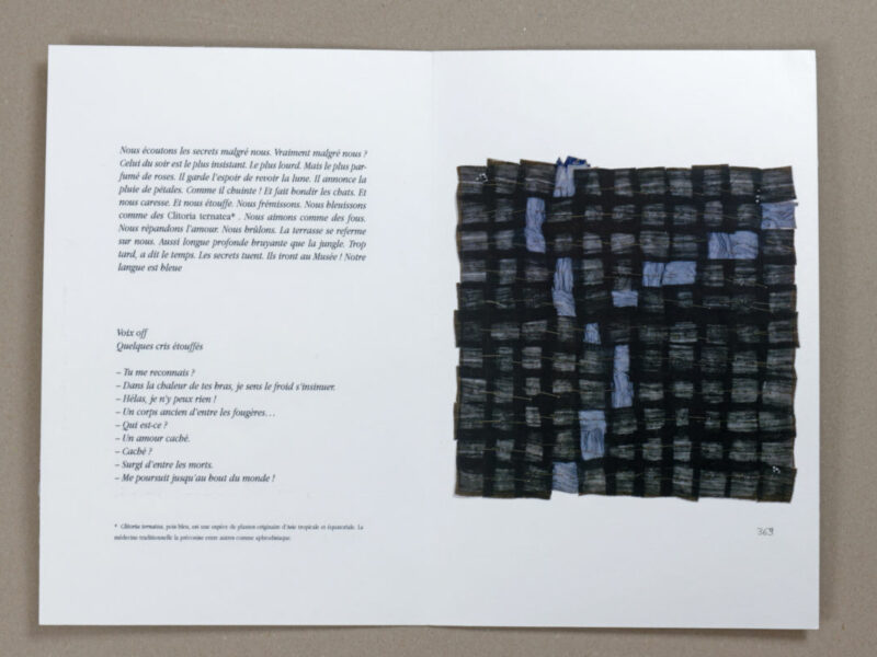 Open book spread with French text on the left page and a dark woven textile artwork on the right page.
