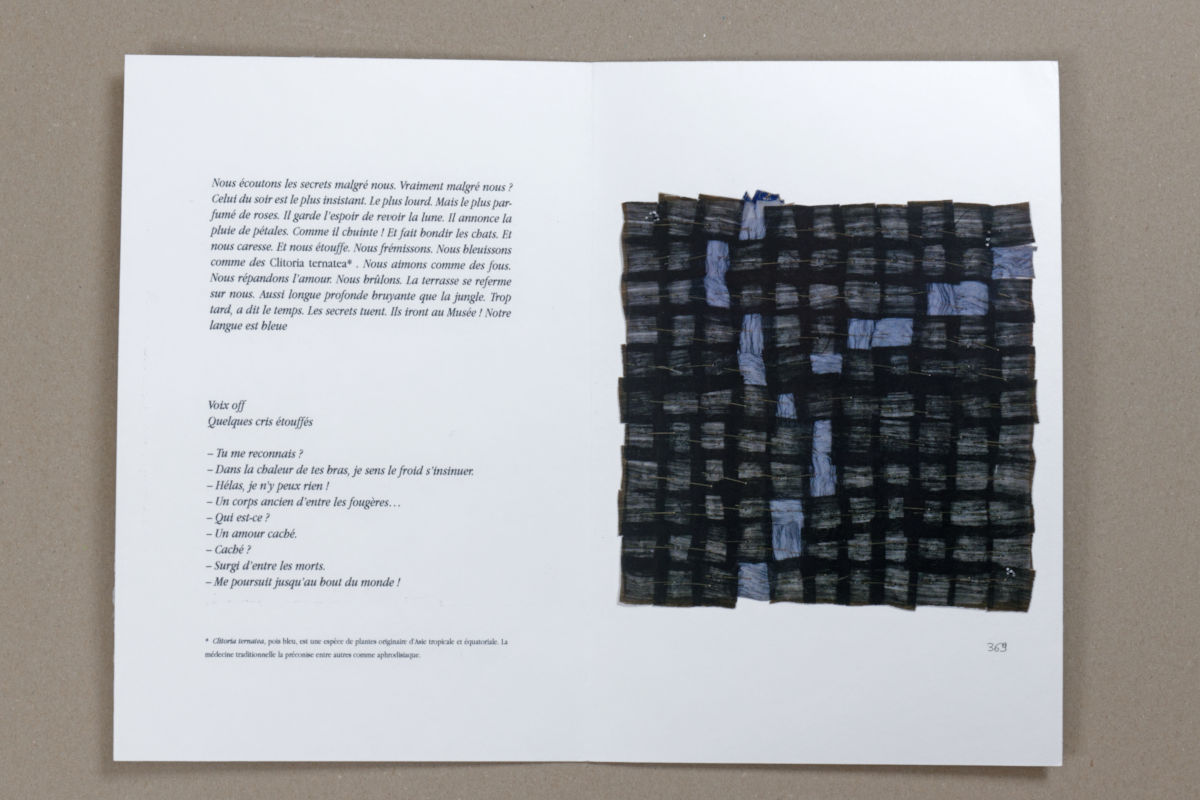 Open book spread with French text on the left page and a dark woven textile artwork on the right page.